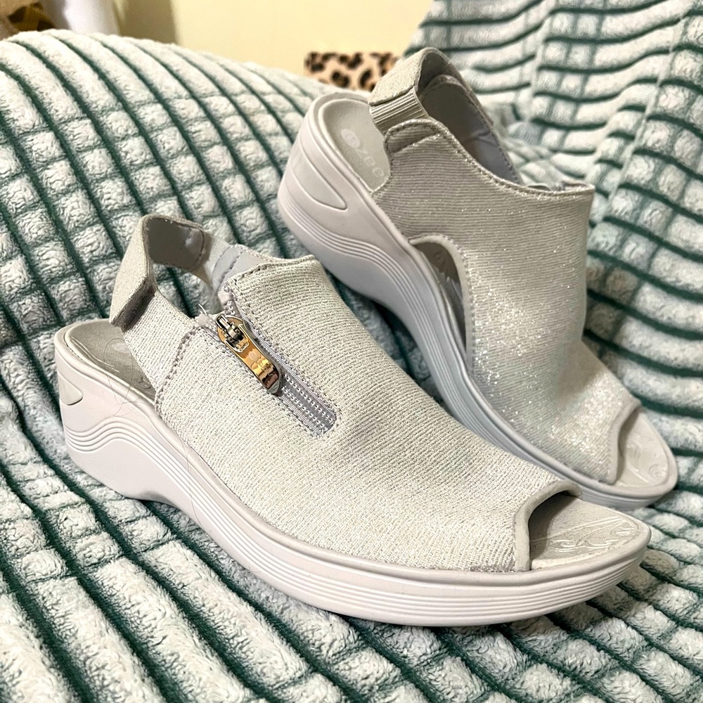 Bzees Wedge Sandals Women’s 8 - Silvery Gray